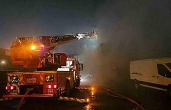 Sultangazi’de trafoda başlayan yangın depoyu kül etti