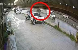 Sürücüsü markete gitti, el freni çekilmeyen otomobil ana yola çıktı