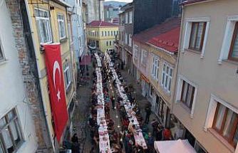 Tarihi sokakta paylaşım sofrası