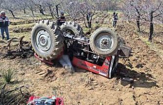 Tarlasını sürerken devrilen traktörün altında kaldı
