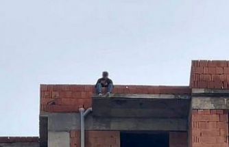 Tartıştığı eşi telefonlara bakmıyor diye çatıya çıktı