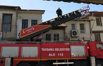 Tavşanlı’da çatı yangını paniğe neden oldu, hatalı parklar itfaiyeye zor anlar yaşattı