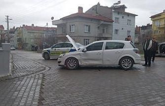 Tavşanlı’da iki otomobil çarpıştı 1 bebek 3 kişi yaralandı