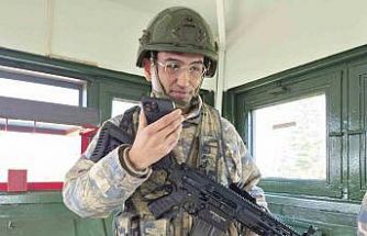 Telefondan annesiyle bayramlaşan Mehmetçik’in duygu dolu anları