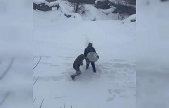 Tepsiyle kayarken havaya attı, kardeşinin başına isabet etti