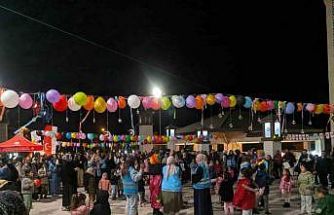 Teravih sonrası cami avlusunda çocuk şenliği düzenlendi