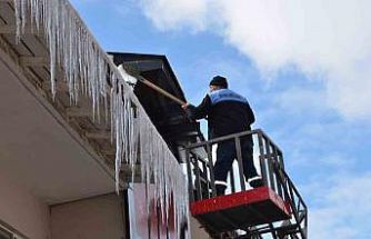 Tercan’da buz sarkıtları temizlendi
