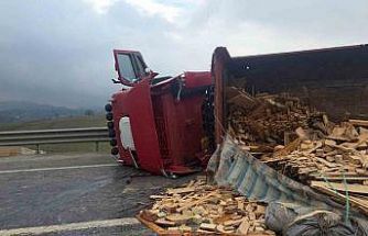 Tır devrildi: Bursa yolu ulaşıma kapandı
