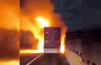 Tır üzerindeki konteyner alev alev yandı