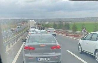 Tırda yüklü olan profil demirler yola savruldu, arkadaki araç zarar gördü