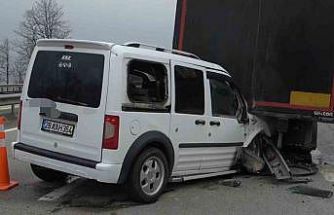 Tırın dorsesine çarpan hafif ticari araç hurdaya döndü: 2 yaralı