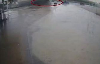 Tırın otomobilin üstüne devrildiği anlar kamerada