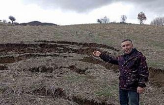 Tokat’ta yağış sonrası heyelan tarlayı kullanılamaz hale getirdi