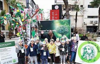 Topladıkları çöplerden atık ağacı yaptılar