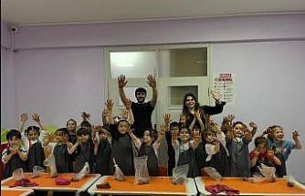 Toprakla buluşan minik ellerden renkli eserler