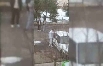 Tornavida ile otomobilin kapısını zorlayan gençler kameraya yakalandı