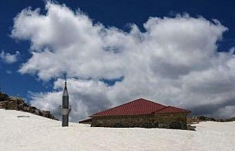 Toroslar’ın zirvesinde 741 yıllık cami kar altında kaldı