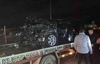 Trafik kazasında tırın altına aldığı otomobil, oto kurtarma aracının üzerinde alev aldı