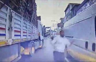 Trafikte dehşet: Tırdaki yolcu bıçakla saldırdı