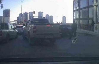 Trafikte tartıştıkları kişinin aracına sopa ve sandalyelerle saldırdılar