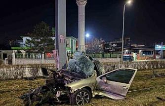 Tramvay yolundaki direğe çarpan otomobil kağıt gibi büküldü: 1 yaralı