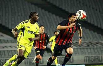Trendyol Süper Lig: Fatih Karagümrük: 2 - Fenerbahçe: 0 (İlk yarı)