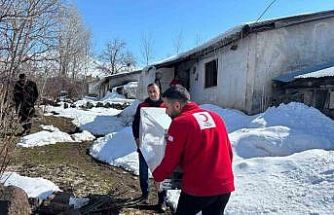 Türk Kızılayı Muradiye gönüllüleri, yalnız yaşayan yaşlı bir vatandaşa buzdolabı desteğinde bulundu