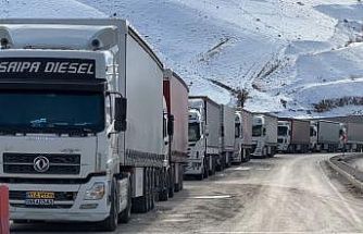 Türkiye-İran sınır kapısında 2 kilometrelik tır kuyruğu oluştu