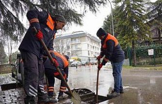 Tuzla Belediyesi yağışa karşı sahada: 100 personel ve 40 araçla kesintisiz müdahale