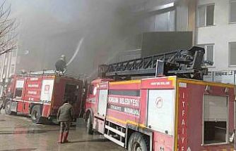 Üç katlı iş yerinde çıkan yangın paniğe neden oldu