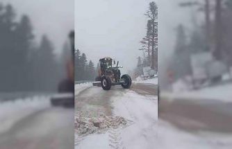 Uludağ’da bayramda kar sürprizi: Yollar beyaza büründü, ekipler seferber oldu