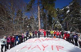 Uludağ’da karlara "savaşa hayır" yazdılar
