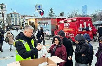 Ümraniye Belediyesinden iftara yolda yakalanan vatandaşlara iftariyelik desteği