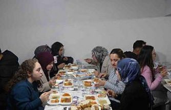 Üniversite öğrencileri oruçlarını köyde kurulan iftar sofrasında açtı