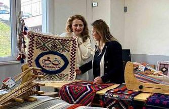 Üniversiteli öğrenciler geleneksel dokumayı yerinde öğrendi