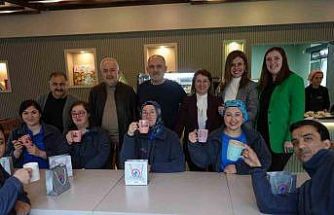 Ünlü oyuncu Çelebi down sedromlu bireylerin çalıştığı kafede