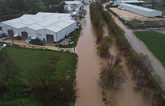 Ürünlü Deresi taştı, araçlar mahsur kaldı