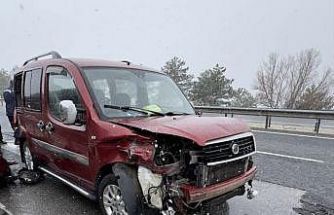 Uşak’ta hafif ticari aracın bariyere çarpması sonucu 6 kişi yaralandı