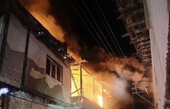Uşak’ta iki katlı evde çıkan yangın söndürüldü