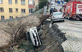 Üsküdar’da yol çöktü: Otomobil çukura düştü
