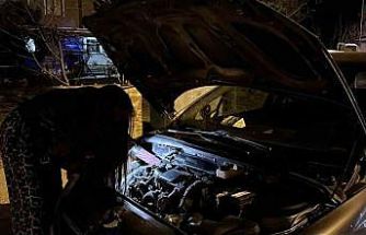 Uygulama noktasında arızalanan otomobilin yardımına, uygulamada durdurulan genç kadın usta koştu