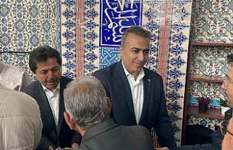 Vali Çiçek ve protokol üyeleri namaz sonrası vatandaşlarla bayramlaştı