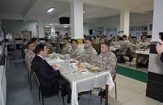 Vali Işın, orucunu Mehmetçiklerle açtı