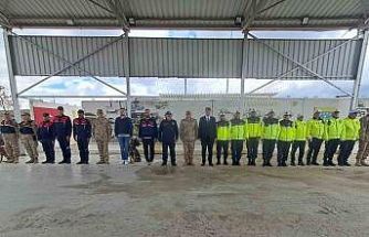 Vali Kalaylı uygulama noktasında güvenlik güçleri ve vatandaşlarla bayramlaştı