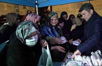 Vali Önder Bakan, cami bahçesinde ve kütüphanede vatandaşlara simit ile ayran dağıttı