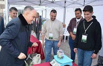 Vali Özkan atık pil teslim etti, zeytin fidanı aldı