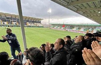 Vali Taşolar tribünde taraftarlarla omuz omuza tezahürat yaptı