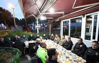 Vali Tavlı polis uygulama noktasında emniyet personeliyle iftar yaptı
