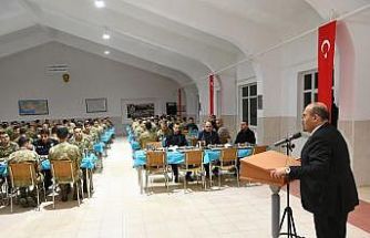 Vali Ustaoğlu Mehmetçikle iftarda buluştu