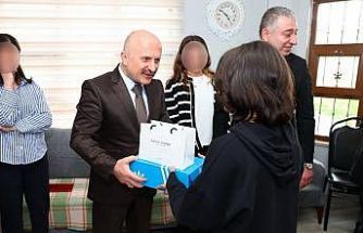 Vali Varol, çocuk evlerinde kalan çocuklara hediyelerini takdim etti